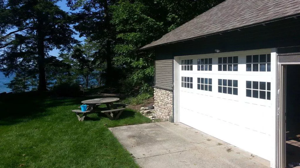 Wayne Dalton, model 9700, Oak Park, 16' x 8', White, 16 windows square